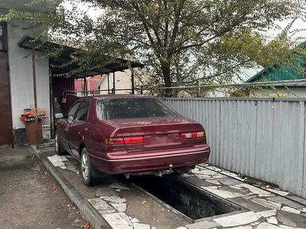 Toyota Camry 1998 года за 3 400 000 тг. в Алматы – фото 2