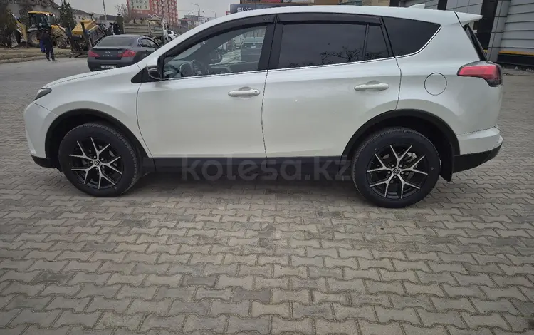 Toyota RAV4 2017 годаfor12 700 000 тг. в Актау