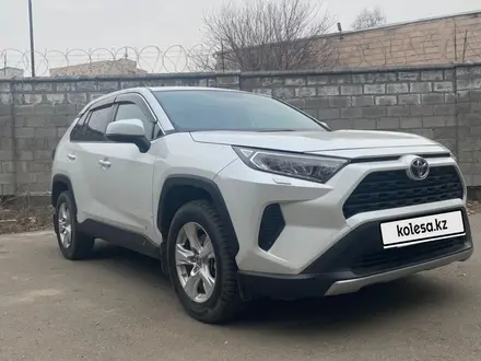 Toyota RAV4 2021 года за 15 100 000 тг. в Алматы