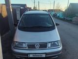 Volkswagen Sharan 1998 годаfor1 500 000 тг. в Караганда