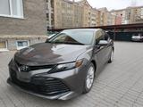 Toyota Camry 2018 года за 9 000 000 тг. в Актобе – фото 2