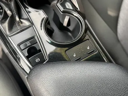 Toyota Camry 2018 года за 12 200 000 тг. в Астана – фото 11