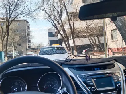 Hyundai Elantra 2015 года за 4 000 000 тг. в Атырау – фото 2