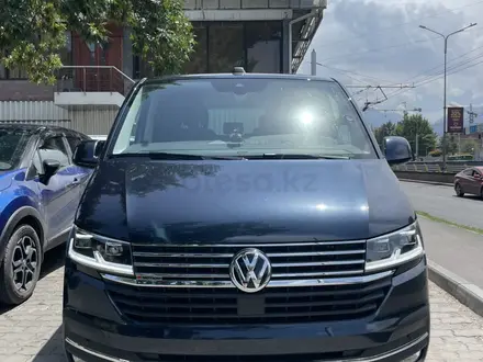 Volkswagen Multivan 2023 года за 45 500 000 тг. в Алматы