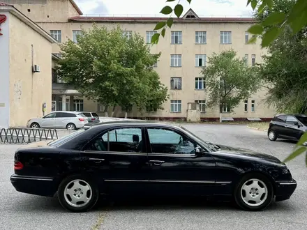 Mercedes-Benz E 320 1999 года за 4 000 000 тг. в Тараз – фото 2