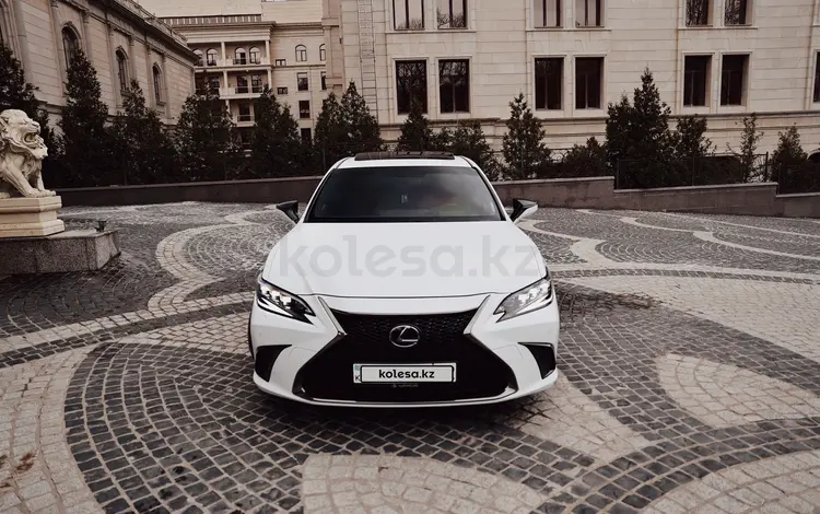 Lexus ES 350 2018 года за 25 000 000 тг. в Алматы