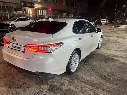 Toyota Camry 2018 года за 15 000 000 тг. в Алматы – фото 2