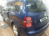 Volkswagen Touran 2009 года за 4 200 000 тг. в Астана – фото 3