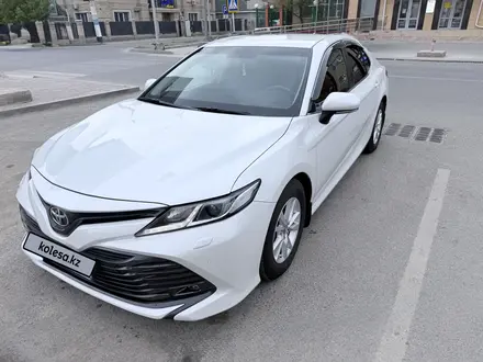 Toyota Camry 2019 года за 12 800 000 тг. в Атырау – фото 2