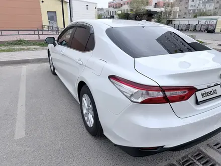 Toyota Camry 2019 года за 12 800 000 тг. в Атырау – фото 3