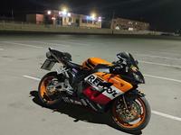 Honda  CBR 1000rr 2005 годаүшін2 700 000 тг. в Караганда