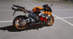 Honda  CBR 1000rr 2005 годаүшін2 700 000 тг. в Караганда – фото 2