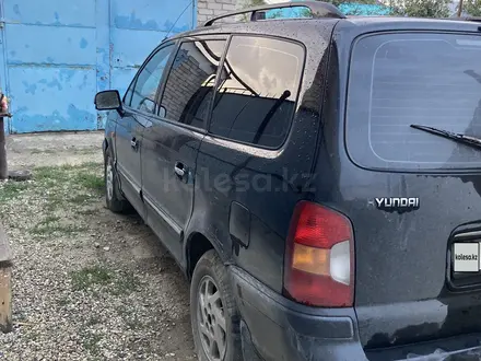 Hyundai Trajet 2004 года за 2 750 000 тг. в Актобе – фото 2