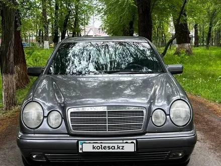 Mercedes-Benz E 230 1996 года за 1 900 000 тг. в Тараз – фото 4