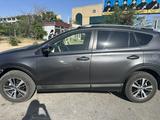 Toyota RAV4 2018 года за 9 600 000 тг. в Актау – фото 2