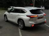 Toyota Highlander 2022 года за 27 000 000 тг. в Алматы – фото 4