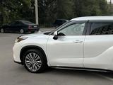 Toyota Highlander 2022 года за 27 000 000 тг. в Алматы – фото 2