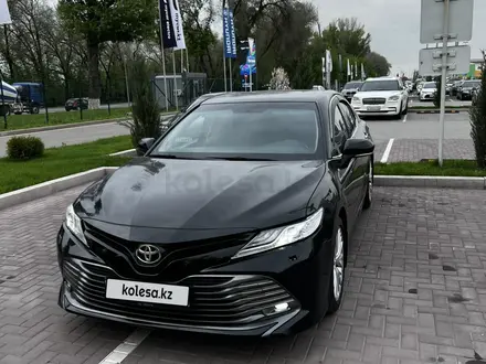 Toyota Camry 2018 года за 13 770 000 тг. в Алматы