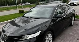 Toyota Camry 2018 года за 13 770 000 тг. в Алматы – фото 2