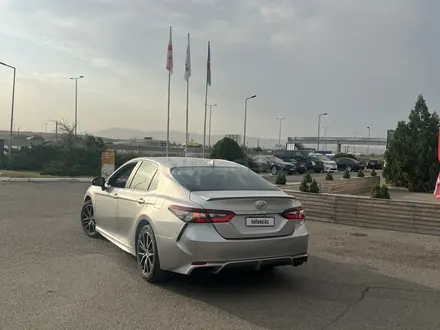 Toyota Camry 2021 года за 12 500 000 тг. в Алматы – фото 13