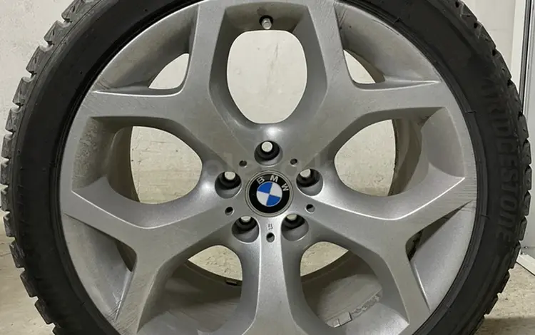 Комплект колес в сборе с зимней резиной Bridgestone для BMW X5 за 720 000 тг. в Актау