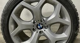 Комплект колес в сборе с зимней резиной Bridgestone для BMW X5 за 720 000 тг. в Актау – фото 5