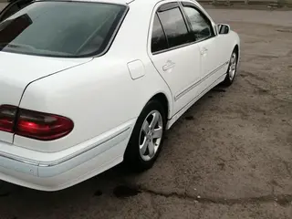 Mercedes-Benz E 240