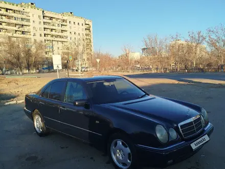 Mercedes-Benz E 240 1999 года за 3 300 000 тг. в Байконыр – фото 3