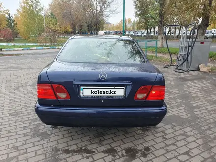 Mercedes-Benz E 230 1996 года за 3 300 000 тг. в Петропавловск – фото 14