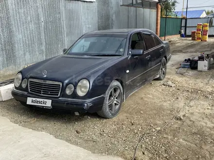 Mercedes-Benz E 280 1998 года за 3 000 000 тг. в Актобе – фото 2