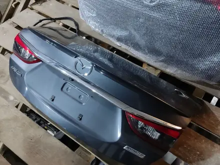 КРЫШКА БАГАЖНИКА MAZDA 6 GJ ОРИГИНАЛ В СБОРЕ за 150 000 тг. в Караганда – фото 2