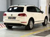 Volkswagen Touareg Exclusive R-line BS 2010 года за 6 990 000 тг. в Алматы – фото 4