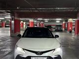 Toyota Camry 2021 года за 15 800 000 тг. в Алматы – фото 2