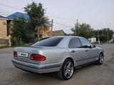 Mercedes-Benz E 240 1999 годаүшін2 200 000 тг. в Актобе – фото 3
