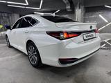 Lexus ES 300h 2022 годаүшін21 800 000 тг. в Алматы – фото 4