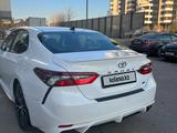 Toyota Camry 2021 годаfor13 500 000 тг. в Шымкент – фото 4