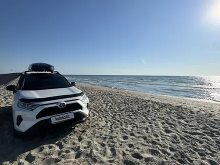 Toyota RAV4 2022 года за 16 500 000 тг. в Актобе – фото 2