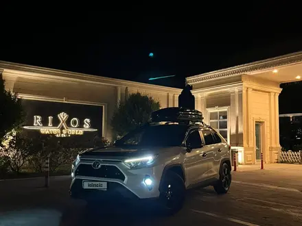 Toyota RAV4 2022 года за 16 500 000 тг. в Актобе