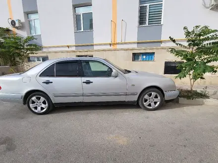 Mercedes-Benz E 320 1997 года за 1 900 000 тг. в Актау – фото 2