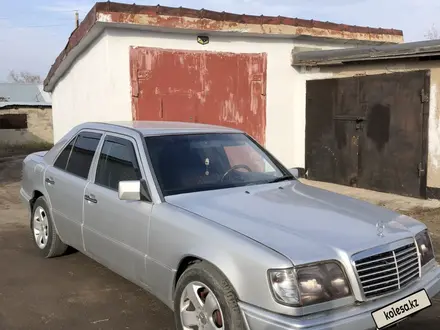 Mercedes-Benz E 280 1993 года за 2 300 000 тг. в Шахтинск
