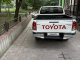 Toyota Hilux 2017 года за 16 900 000 тг. в Алматы – фото 2