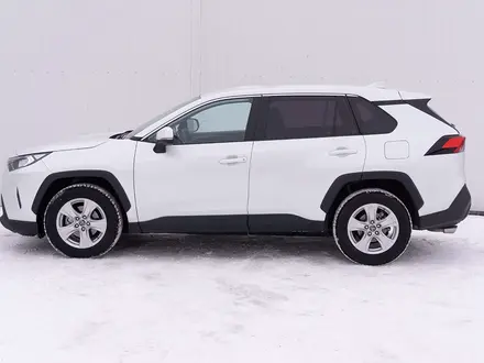 Toyota RAV4 2022 года за 14 300 000 тг. в Караганда – фото 2