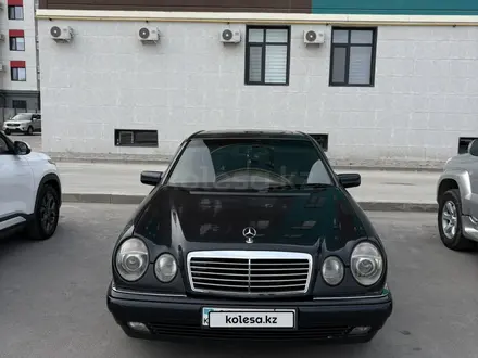 Mercedes-Benz E 280 1996 года за 2 800 000 тг. в Актау – фото 2