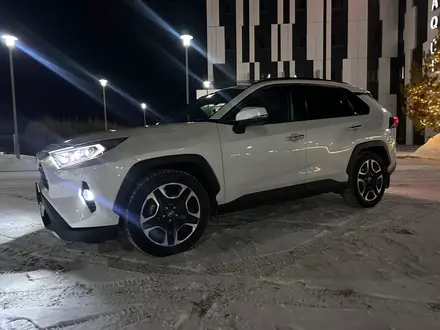 Toyota RAV4 2021 года за 20 000 000 тг. в Актобе – фото 2