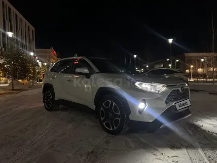 Toyota RAV4 2021 года за 20 000 000 тг. в Актобе – фото 3