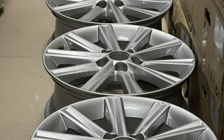 Камри 50 XLE оригинальный комплект почти новый за 325 000 тг. в Атырау