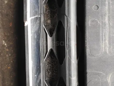 Решетка радиатора оригинал с дефектом за 18 000 тг. в Алматы – фото 2