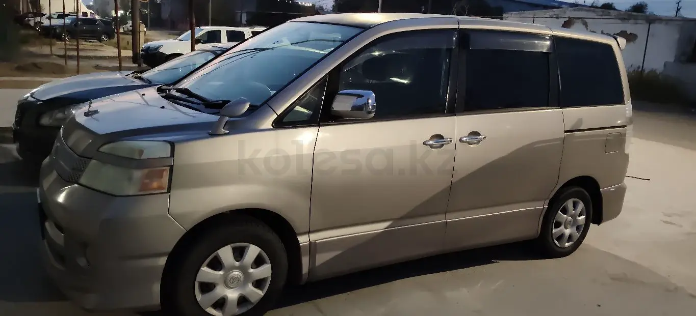 Toyota Voxy, 2006
