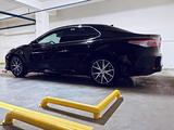 Toyota Camry 2021 года за 18 500 000 тг. в Алматы – фото 3