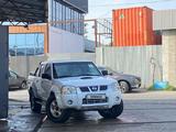 Nissan NP300 2011 года за 5 500 000 тг. в Атырау